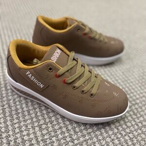 Nwt womens Casual Brown Sneakers size 40